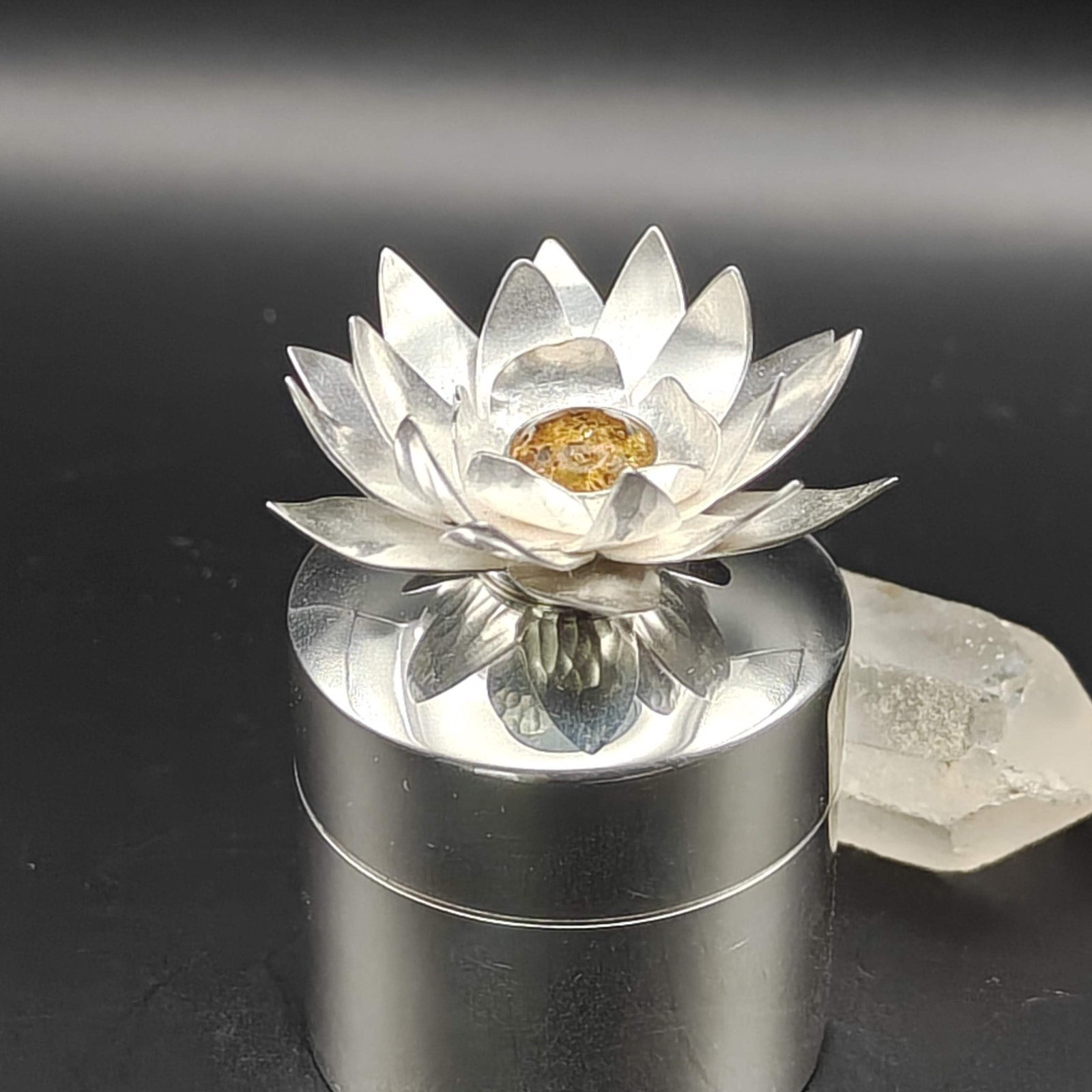 Vessel Mitzukagami, with the necklace concealed and the lily mounted on the vessel