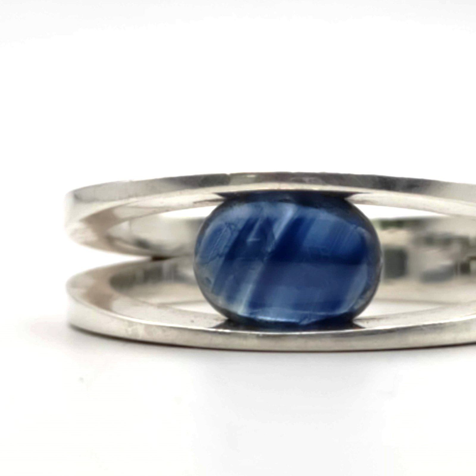Detail of the sapphire in the silver tension setting